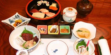 接待【鮨会席 雅】菊刺身、焼き魚、松鮨　甘味など　全10品 - 八千代鮨