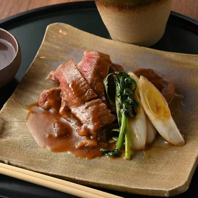 店主がもてなす究極の『A5黒毛和牛すき焼き』