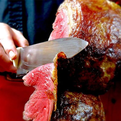 焼きたてアツアツの豪華な塊肉を目の前でカット