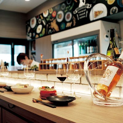 心地よいカウンターで身体想いのお料理&ワインをカジュアルに!