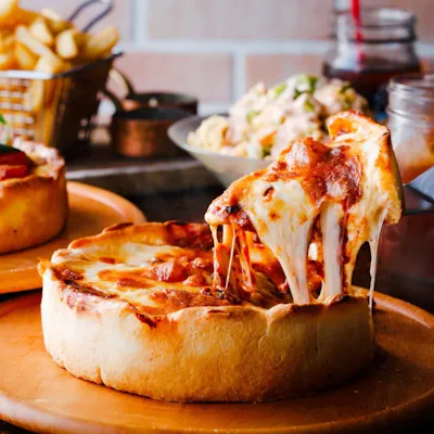 店舗で発酵させる手作り生地をその場で焼きあげるシカゴピザ