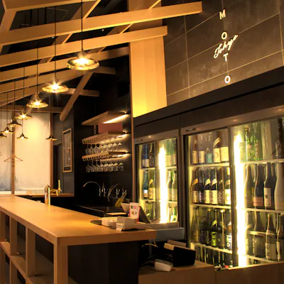 日本酒の利き酒師である店主と料理長が厳選した日本酒を約80種類ご用意。