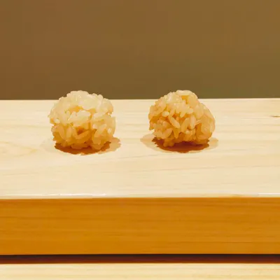ふっくらとしたネタに固めに仕上げたシャリの異なる食感