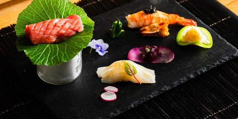 【手毬鮨】手毬鮨、未経産近江牛、デザート3種を含んだ贅沢なランチコース全8品