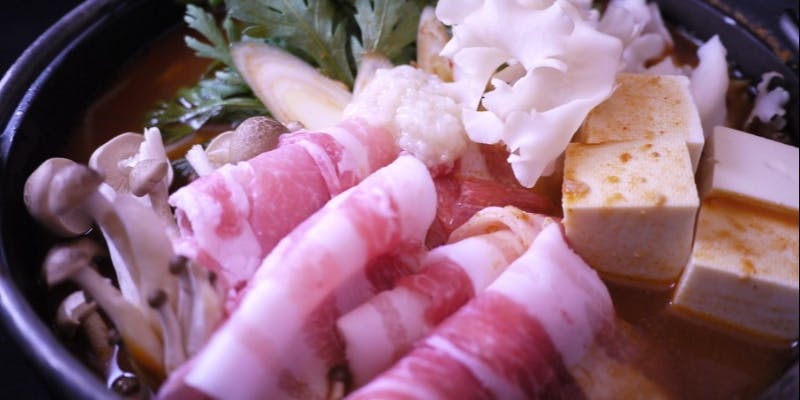 漢方三元豚とハナビラタケ、塩麹の発酵キムチ味噌鍋コース