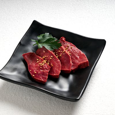 希少な関村牧場直送の漢方牛、漢方三元豚を焼肉で使用