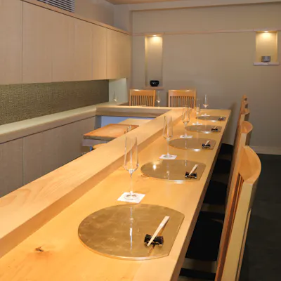 木の温もりが感じられる店内