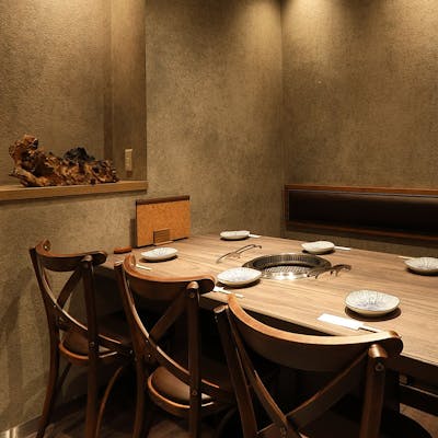 ウッドデザイン調の店内