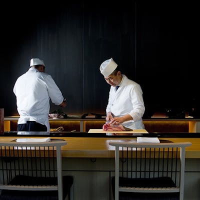 薄明かりに灯され洗練された大人な空間
