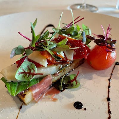 日本各地から届く素材と若い感性が融合した一皿を