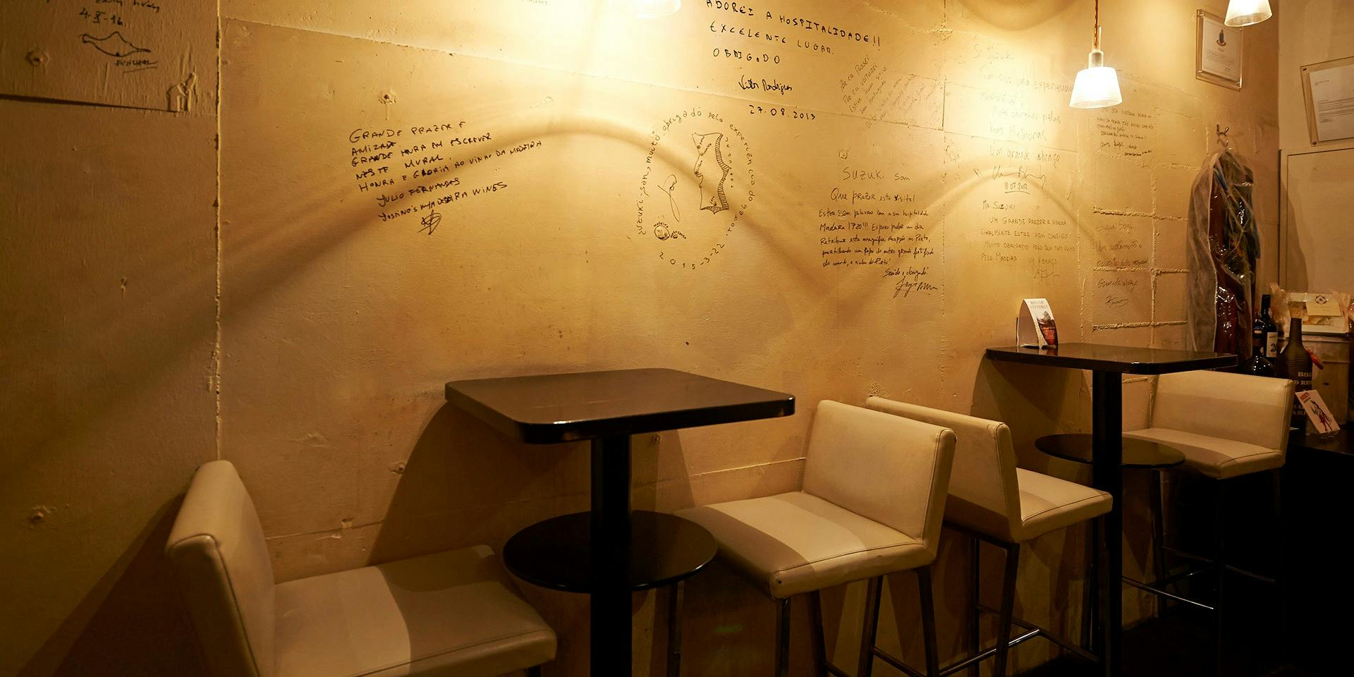 PERODFILS 絵　お酒　ワイン　バー　開店　インテリア お店のこだわり - レアンドロ (cafe＋bar Leandro) - 大塚/マディラ