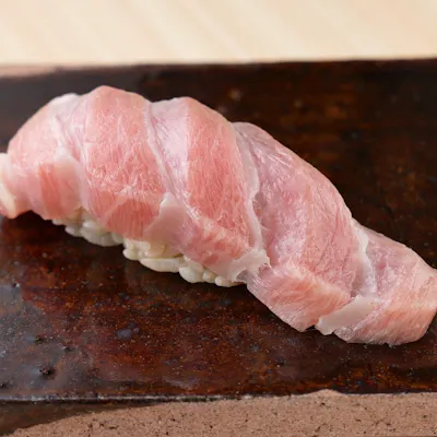 部位によって異なる味わいを愉しめるマグロが当店の看板