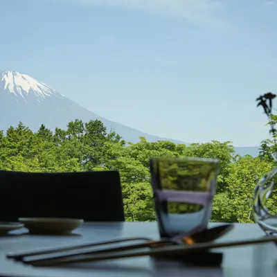 富士山を眺めながら、清らかな自然が育んだ滋味を楽しむ