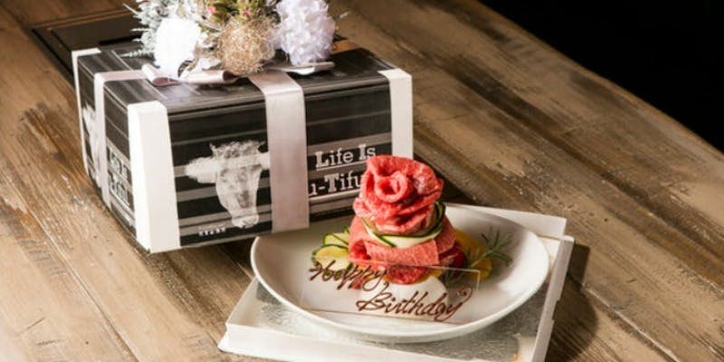【Premium Anniversary Course】スペシャリテを堪能、人気の肉ケーキでお祝い