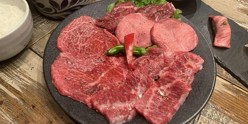 【贅沢ランチセット】牛肉寿司付き　名物30日間熟成タン含む6種の焼肉セット