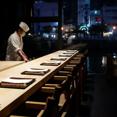 夜景が彩るシンプルシックな大人の空間
