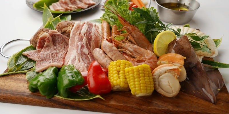 【夏の平日ディナー限定！】ご家族ご友人と卓席で囲うBBQセット！！＋フリードリンク付き（期間限定）