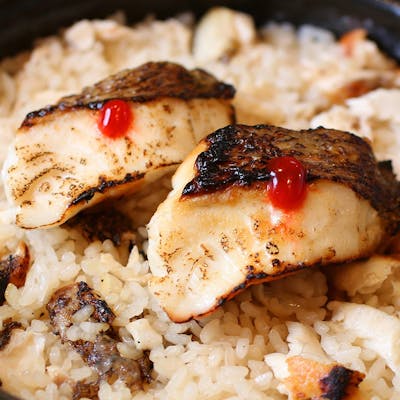 カウンタ―を中心とした店内