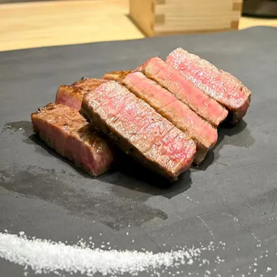 目の前で行われる鉄板パフォーマンス