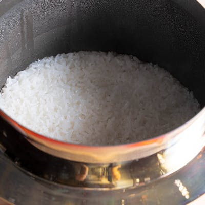 赤酢・米酢を混ぜ合わせた紅白の舎利は店主こだわりの配合