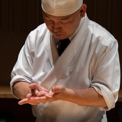 25年培った熟練の目利きによる厳選素材と確かな腕で生み出す鮨