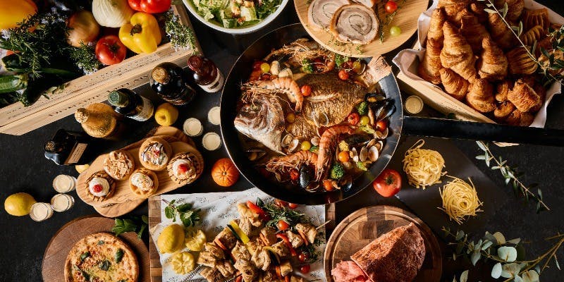 【年始】自動サーバーよりキンキンに冷えたビールと体験型グルメが楽しめるディナーブッフェ