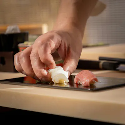 華麗な手捌きで職人の技が光る江戸前鮨