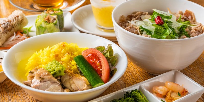 【スペシャルランチ】春巻きの食べ比べ、選べるメイン2種、デザートなど全5品＋モクテル含む1ドリンク