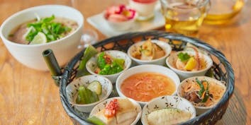 【花籠ランチ】ベトナム籠盛り7種、選べるお食事2種、デザート2種 - DDSK サイゴン キッチン