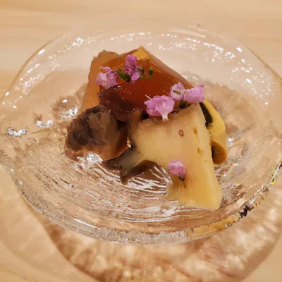 江戸前鮨とフレンチ経験による創作料理