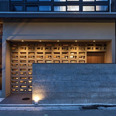 花ブロックを使った外装が特徴的な祇園の隠れ家