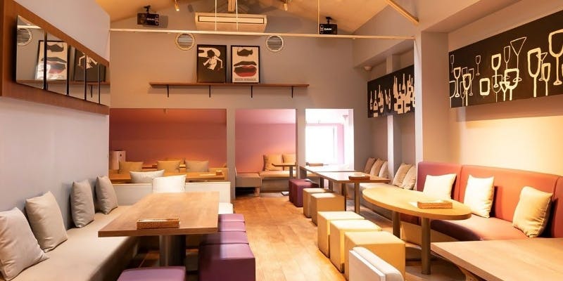 天井が高い開放感のある店内に並んだテーブルと椅子