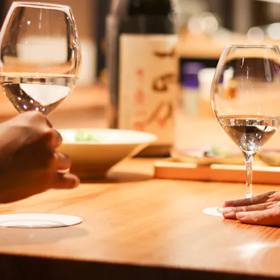 利酒師が厳選した全国の日本酒やワインを堪能
