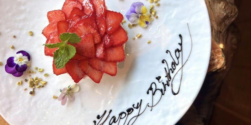 New！【ANNIVERSARY】乾杯ドリンクとパティシエ特製ホールケーキ付き 全8品（12/30迄　月～木曜限定）