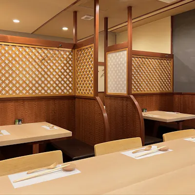 木目調の落ち着きのある店内