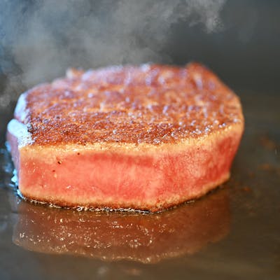 目の前で仕立て上げられるお料理を五感で体感