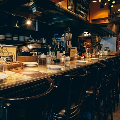 ライブ感と活気ある店内で、テラスも人気