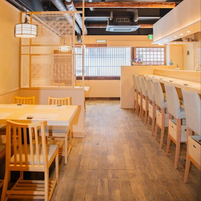 明るく木の温もりを感じる店内