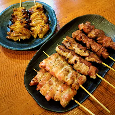備長炭で焼き上げる新鮮な豚もつ