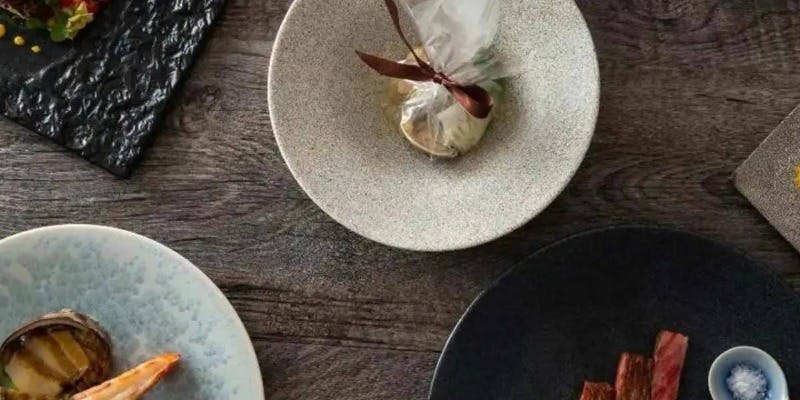 大切なパートナーやご夫婦でのお食事に！聖なる夜にふさわしい全7品「クリスマスディナーコース」15,000円