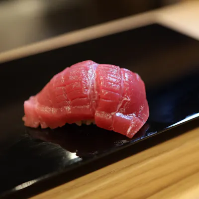 名店樋長のマグロと赤酢のシャリが織りなす至福の味わい