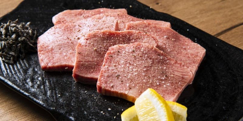 肩芯の炙り握りと鮮度抜群のホルモン三種を含む【上コース】