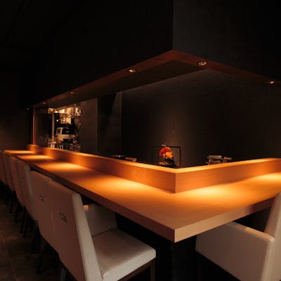 凛としながらも居心地の良さが充ちる、美食のための洗練空間