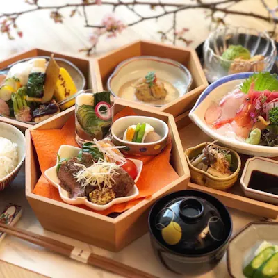年間を通じて、福井の美味しいお魚やお肉料理を堪能
