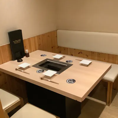 落ち着いた雰囲気の木目調の店内