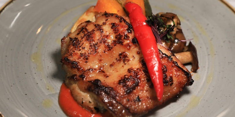 香る塩麹チキンとロメスコソースのランチ