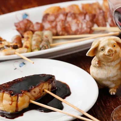 「吉田豚」や旬の食材を、シンプルかつ豪快に炭火焼でどうそ