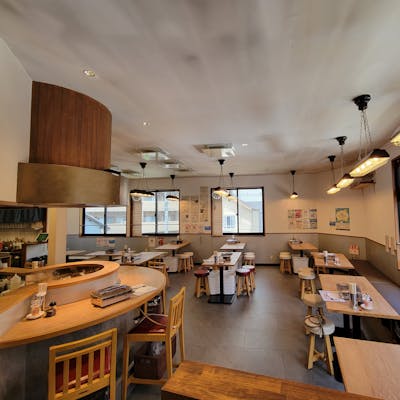 大衆的ながら清潔感のある雰囲気の店内