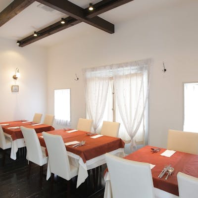 白を基調とした、トスカーナ地方のレストランを彷彿させる空間