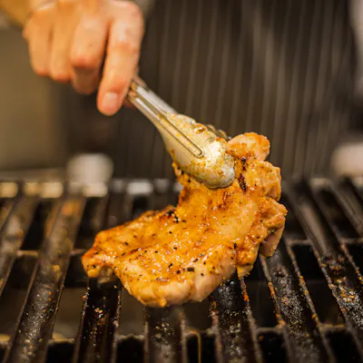 自慢の炭火焼きを堪能